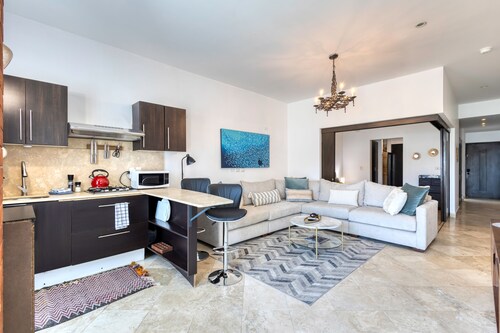 Charming & sunlit condo with pool & balcony - near golf, beaches, & nightlife