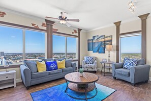 Living area - Tidewater Beach Resort  (Panama City Beach)