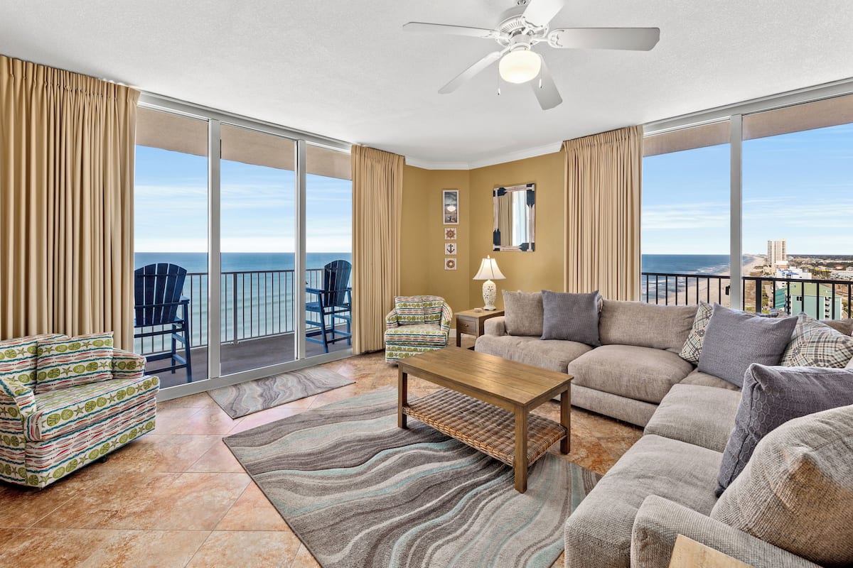 Appart'hôtel, plusieurs lits, balcon, vue océan (Tidewater Beach Resort 1401) | Coin séjour | Télévision à écran plat de 42 pouces avec chaînes numériques