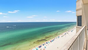 Ein Balkon mit Blick auf Strand und Meer.
