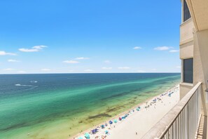 Appartement, Meerdere bedden, balkon, uitzicht op zee (Tidewater Beach Resort 1603) | Strand | Accommodatie ligt op het strand