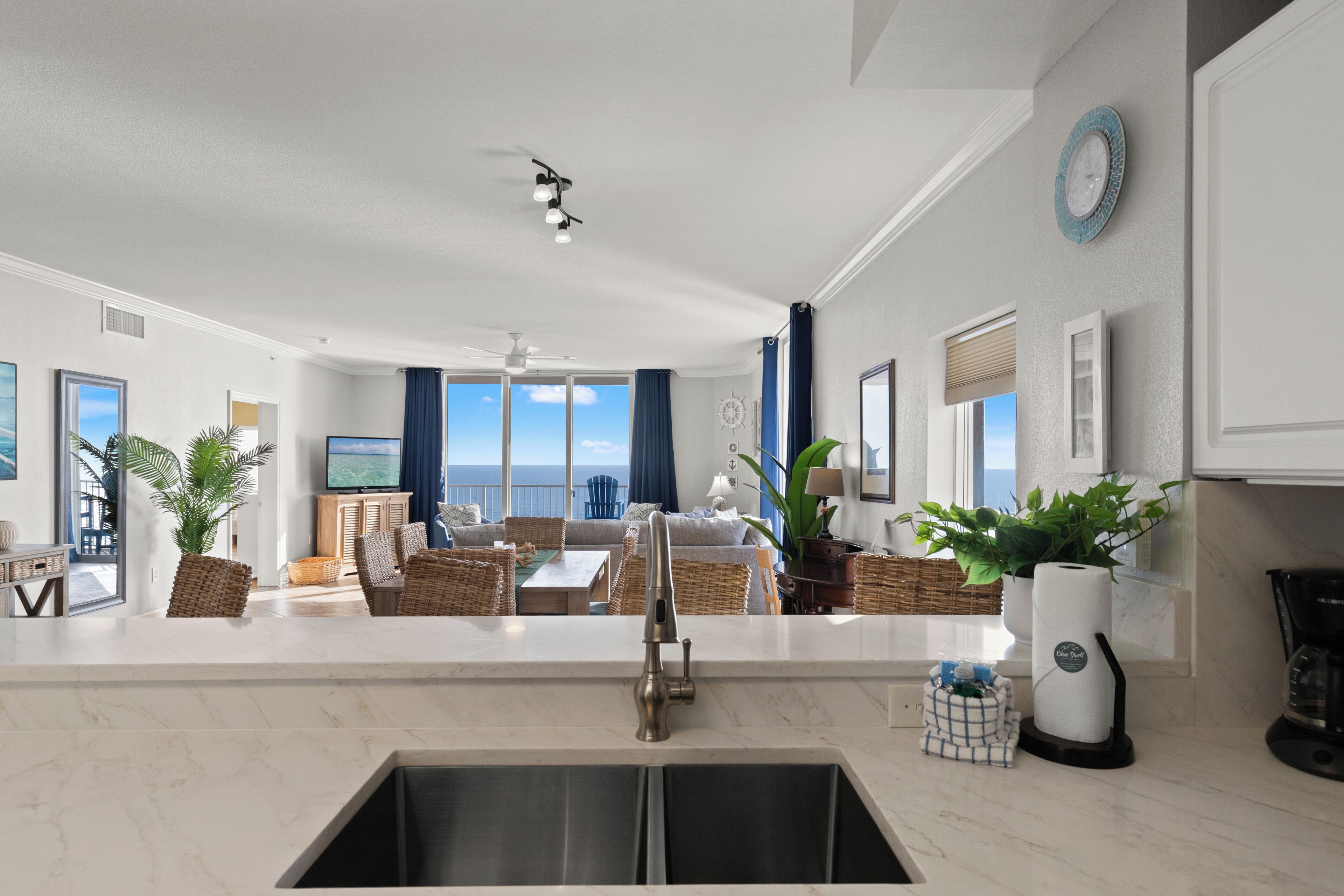 Apartment, Mehrere Betten, Meerblick (Tidewater Beach Resort 1401) | Innenbereich