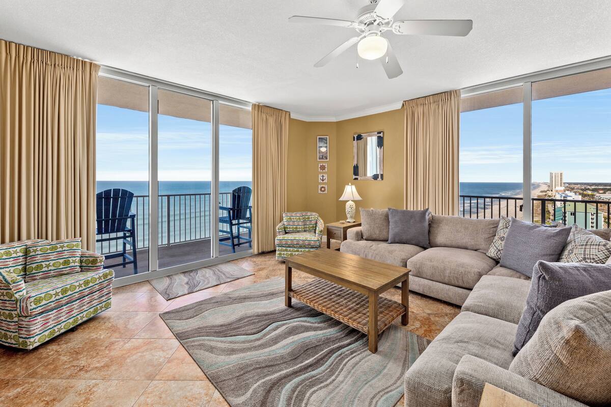 คอนโด, หลายเตียง, ระเบียง, วิวทะเล (Tidewater Beach Resort 1401) | บริเวณนั่งเล่น | ทีวีจอแบน 42 นิ้ว พร้อมช่องดิจิตอล, ทีวี