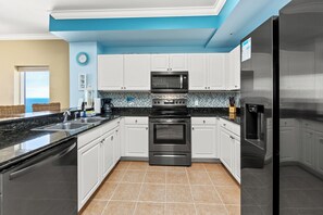 Bloc d'apartaments, diversos llits, balcó, vistes a l'oceà (Tidewater Beach Resort 1401) | Cuina privada | Frigorífic, microones, forn i placa de cuina 