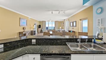 Condo, varias camas, balcón, vista al océano (Tidewater Beach Resort 1401) | Interior