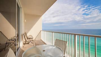 Condo, Berbilang Katil, Balcony, Ocean View (Tidewater Beach Resort 1603) | Tab spa terbuka