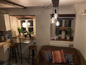 Living area - Cozy apartment Inside the Visby Walls. Close by to the Visby Cathedral (Gotlands län)