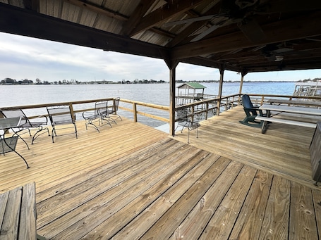 屋外ダイニングエリア. Lakefront Home on False River! Private Dock with 2 Story Pier & huge porch!
