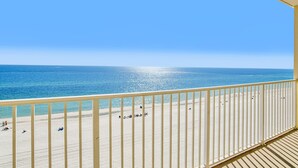 Ein Balkon mit Blick auf Strand und Meer.
