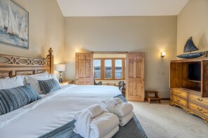 5 bedrooms, iron/ironing board, Internet, bed sheets - Sprawling lake home with wood fireplace, hot tub, game tables, sauna, & grill (McHenry)