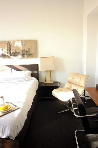 Handy Studio near Nato
