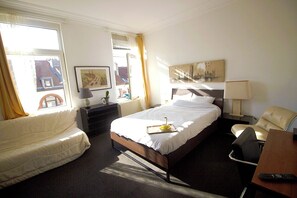 1 chambre, bureau, fer et planche à repasser, Wi-Fi gratuit
