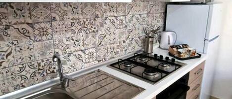 Réfrigérateur, four à micro-ondes, un four, surface de cuisson