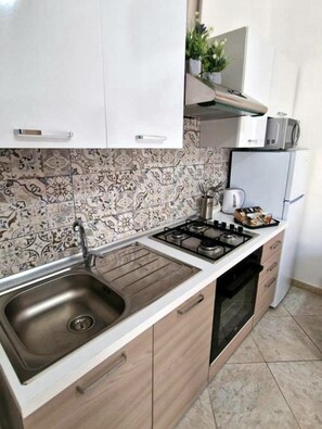 Refrigerador, microondas, horno, placa de cocina