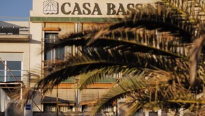 Un bâtiment sur lequel on peut lire l’inscription « CASA BASSA », avec une terrasse extérieure aménagée de tables et de chaises.