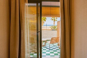 35-tommers LED-tv med digitale kanaler, printere