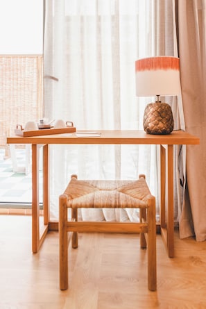 Minibar, in-room safe, desk, blackout drapes - Casa Bassa Hotel (Valencia)
