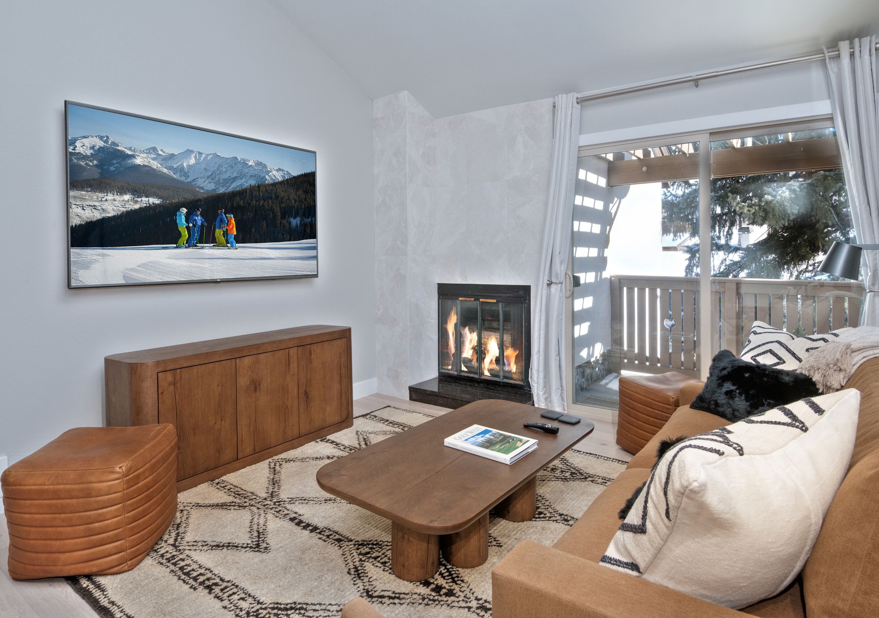 Smart TV, fireplace