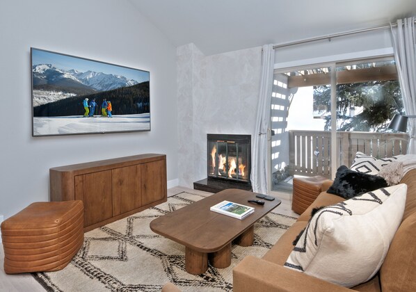 Smart TV, fireplace - -New Listing- Fully Renovated, Avon 2/2 Condo: Walk To Ski Shuttle (Avon)