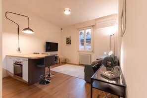 Apartment | Living area | 40-inch flat-screen TV with digital channels, streaming services - HouSmart Corte Galluzzi 7-2 (Bologna)
