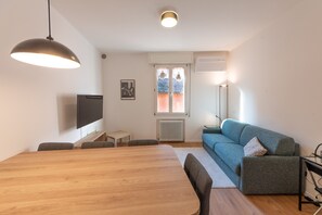 Apartment | Living area | 40-inch flat-screen TV with digital channels, streaming services - HouSmart Corte Galluzzi 7-2 (Bologna)