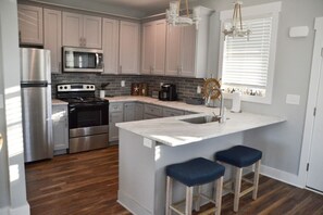 Geladeira, micro-ondas, fogão, cooktop