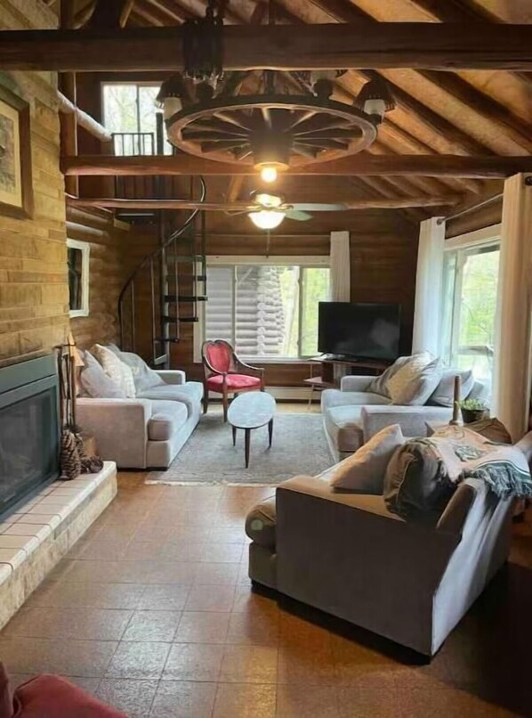 TV, fireplace - 6-bedroom cabin just 2 miles from Mohican River (Bellville)