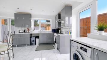 Nhà | Bếp riêng | Tủ lạnh, lò vi sóng, lò nướng, bếp nấu