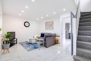 House | Living area | 42-inch Smart TV with satellite channels, Netflix, streaming services - 3 Bedroom House with Parking in Windsor (Windsor)