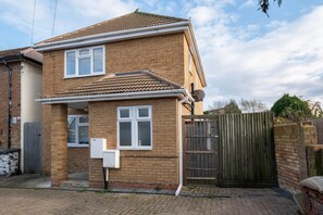 A two-story brick house with a tiled roof, a front door, and a wooden gate. - 3 Bedroom House with Parking in Windsor (Windsor)