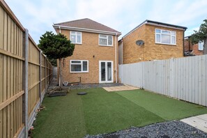 Exterior - 3 Bedroom House with Parking in Windsor (Windsor)