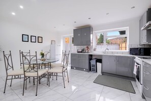 House | Private kitchen | Fridge, microwave, oven, stovetop - 3 Bedroom House with Parking in Windsor (Windsor)