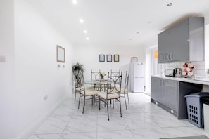 Ferienhaus | Essbereich im Zimmer