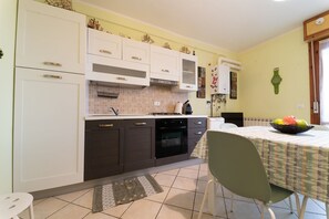 Frigorifero, forno, pentole/stoviglie/utensili, tavolo da pranzo