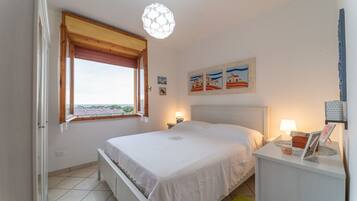 2 habitaciones, escritorio y tabla de planchar con plancha