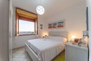 2 habitaciones, escritorio y tabla de planchar con plancha 