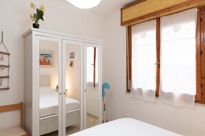 2 camere, una scrivania, ferro/asse da stiro, culla da viaggio