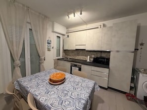Kühlschrank, Mikrowelle, Ofen, Wasserkocher mit Kaffee-/Teezubehör