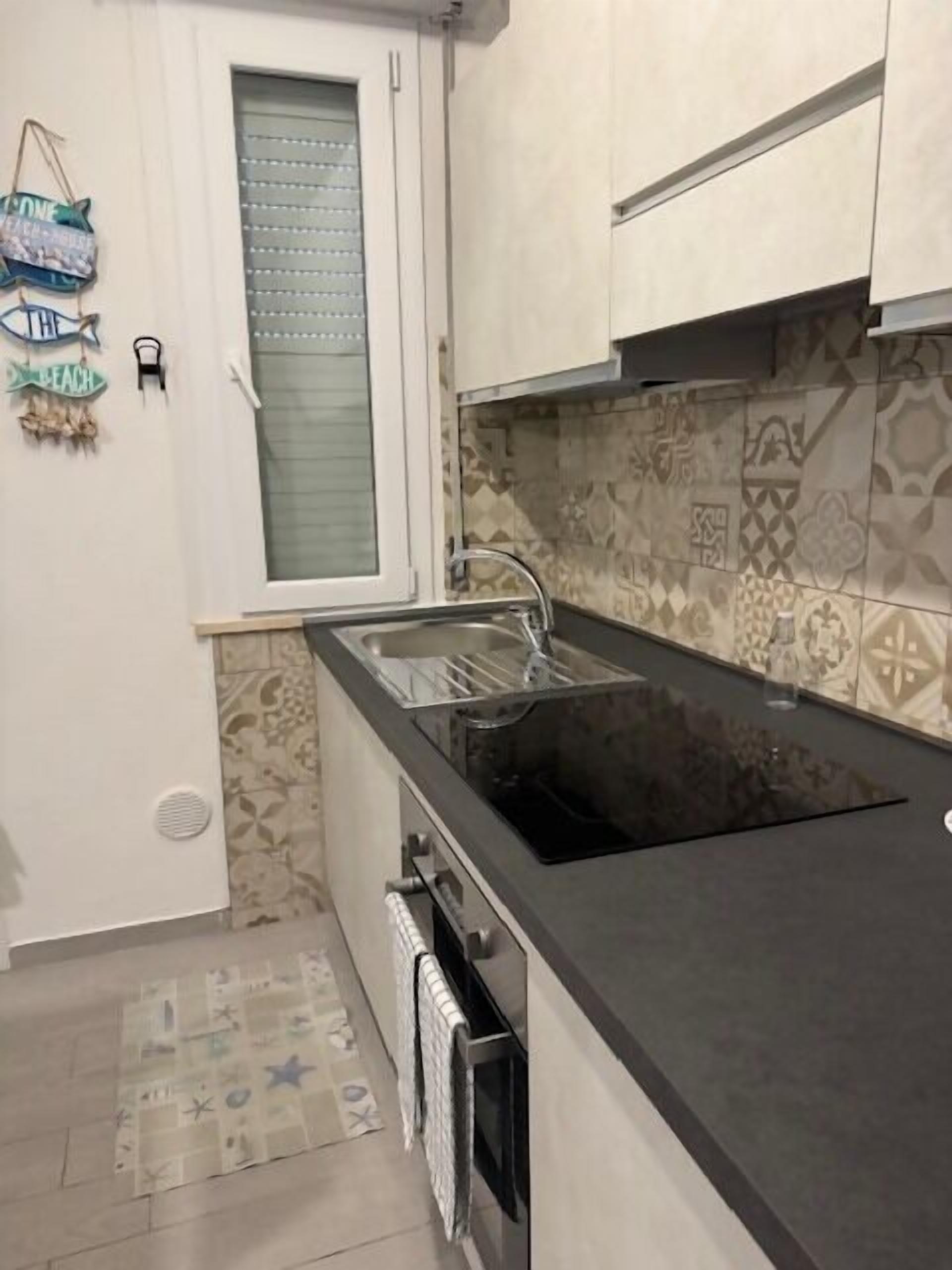 Kylskåp, mikrovågsugn, ugn och kaffe- och tebryggare