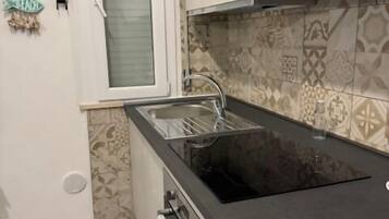 KylskÄp, mikrovÄgsugn, ugn och kaffe- och tebryggare