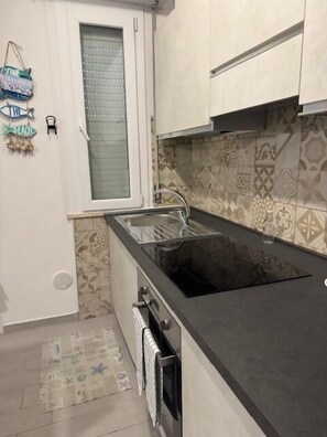 Fridge, microwave, oven, coffee/tea maker