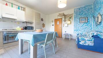 Refrigerador, microondas, horno, cafetera/tetera