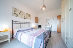 2 makuuhuonetta, silitysrauta/-lauta, vauvan matkasänky, ilmainen Wi-Fi