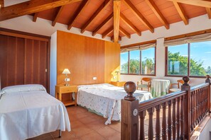 4 bedrooms, iron/ironing board, free WiFi, bed sheets