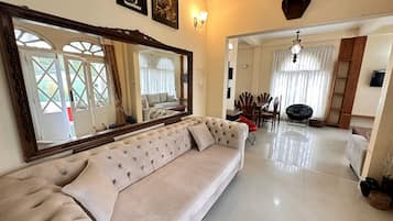 Deluxe Double Room | Living area
