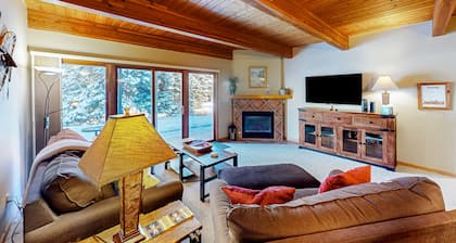 Condo with fireplace & hot tub - walk to gondola & Main Street