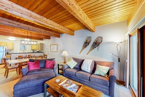 Una televisión, una chimenea