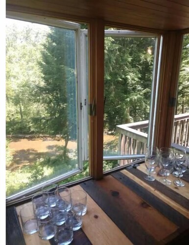 Red Bend cabin overlooking the river with hot tub.