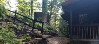 Red Bend cabin overlooking the river with hot tub.