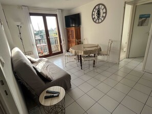 TV - Pretty Norman nest 2 steps from the sea (Ouistreham)